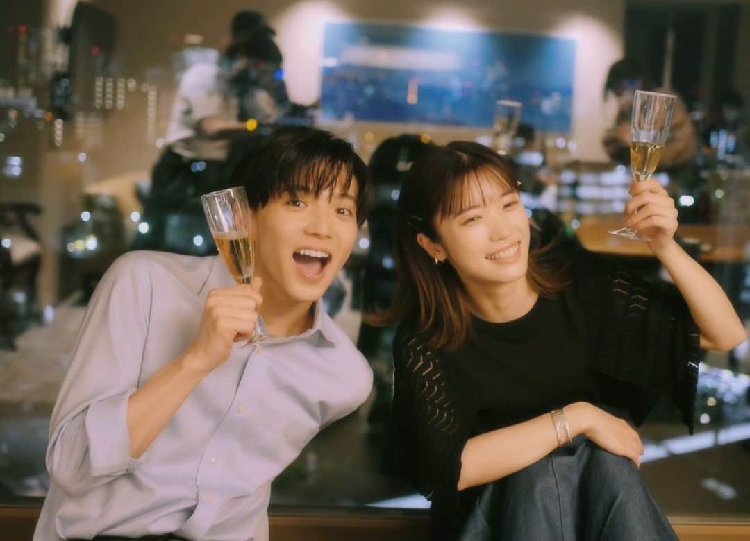 美山加恋のインスタグラム：「関西圏の皆様お待たせしました！ 今夜はABCテレビにてこのあと0:20〜 #アラクオ 第3話放送です ※通常時と時間変更があります。お気をつけください！  向かった先のホテルで康祐と。 どうゆう状況？笑  お楽しみに☺︎  #アラクオ　#佐藤大樹　#美山加恋」