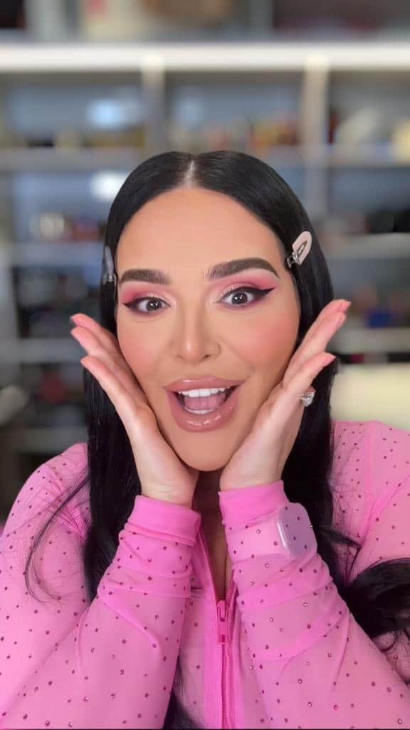 Huda Kattanのインスタグラム：「Sound on 🔉@Hassanelamin tells you all you need to know about our new @hudabeauty #OneCoatWowMascara 🤩😂💕 Should we do more content together? 😜」
