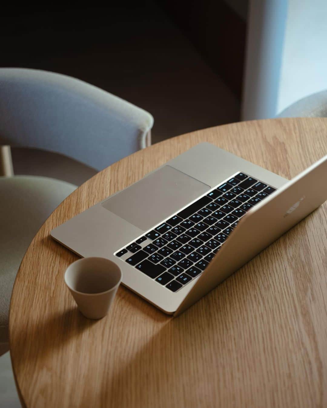 市川渚のインスタグラム：「💻👩🏻‍💻  先週の京都へはお借りしている、新しく出た15インチのM2 MacBook Airを持っていったのだけれど、あたりまえだが画面領域が大きいと動画編集のような作業は旅先でも作業効率、段違い。  スペック追求するコンセプトのラップトップではないとは思いつつ、DaVinci Resolveで編集した10分程度の4K動画の書き出しを試してみたところ普段動画用にしてるデスクトップPCより早いくらいでびっくり。急な修正対応がいくつかあったので本当助かった……4K動画編集ももちろんさくさくであります。  メインマシンのM1 MBP (13inch 2020）はそろそろ買い換え時だなと思っているのだが、これからますます出歩くことや旅に出る機会が多くなりそうなので、意外と動画編集にもバリバリ活躍してくれそうだし、画面領域の広さの割に軽くて持ち歩きやすいという点を重視して、メモリをもりもりにしたこのM2 MacBook Airにするか、やはりスペック重視で13インチのM2 Max MacBook Proにするか迷っている🤔悩ましいー。」