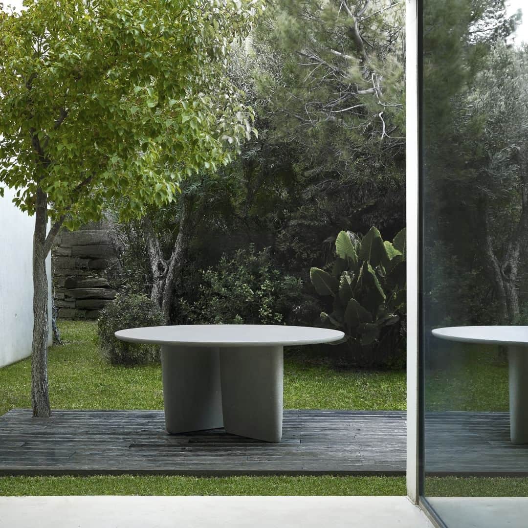 B&B Italiaのインスタグラム：「Sculptural allure. The outdoor version of Edward Barber and Jay Osgerby's Tobi-Ishi table brings the serenity of traditional Japanese gardens to your patio.  @barberosgerby  #bebitalia #design #OutdoorCollection」