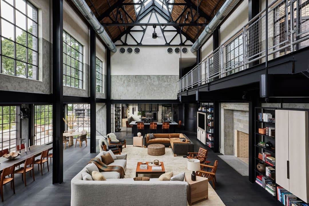 ELLE DECORさんのインスタグラム写真 - (ELLE DECORInstagram)「This soaring Connecticut beach house is so industrial it has its own smokestacks! “It’s by far the most complicated residential structure I’ve ever worked on,” affirms the architect Andrew Bartolotta (@andrewbartolotta_aia). In contrast to the house’s muscular appearance, interior designers Amanda Jesse and Whitney Parris-Lamb (@jesseparrislamb) were tasked with creating an interior environment that felt soft and inviting. “He wanted this to be a place where friends and family could kick back and feel comfortable,” Jesse says. “The envelope of the home is all very gray and black, so we used a more neutral earth-toned palette that includes a ton of natural fibers and materials—lots of jute, wood, leather, and stone—to infuse it with warmth and a beachy, family-friendly feel.”  Click the link in bio to tour the rest of this epic escape, as shown exclusively on elledecor.com. Written by @davidbryannash. Photographed by @nicole_franzen.」7月30日 23時01分 - elledecor