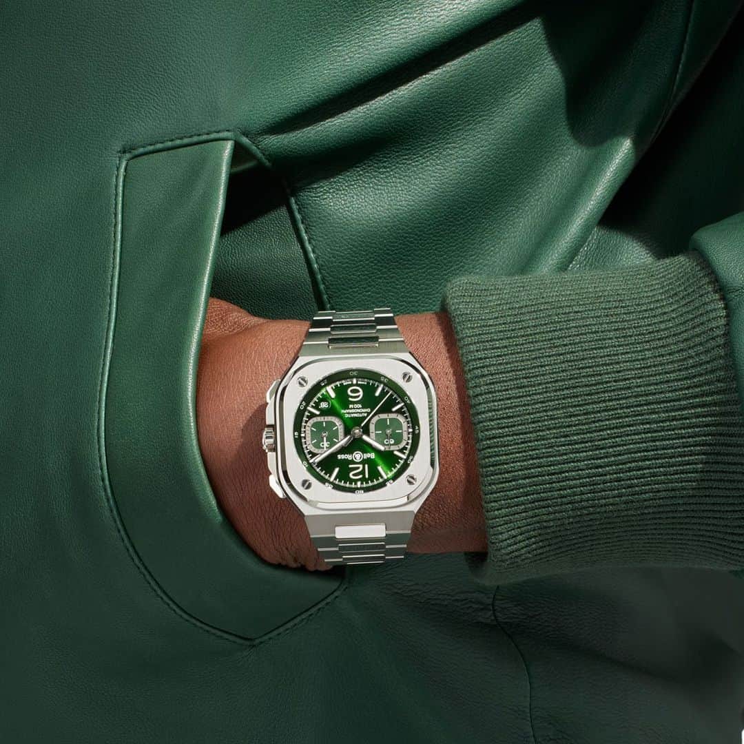 のインスタグラム：「The dial of the BR 05 Chrono Green Steel has a satin-finish whilst the green regenerates the aesthetic vision of sporty, urban watches making this a familiar yet unique timepiece at the same time.  Discover more via the link in our bio.  #bellross #timeinstruments #BR05 #BR05Chrono」