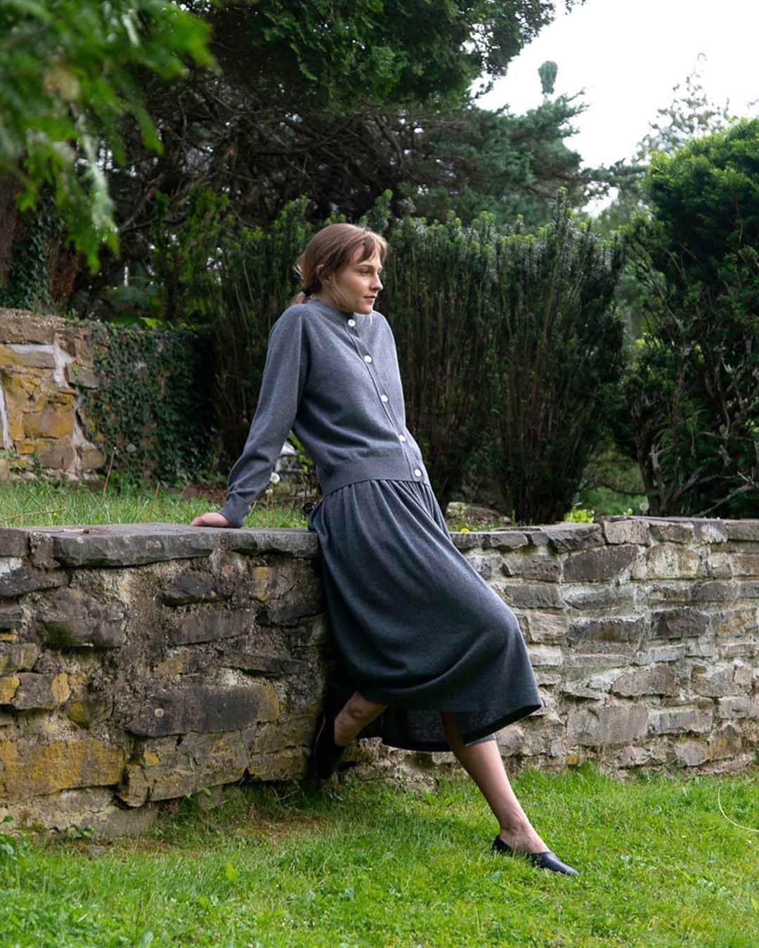 デミリーのインスタグラム：「Up close with the Gwen Cardigan + Evelia Skirt in super-soft + light merino wool—perfect for transitional weather」