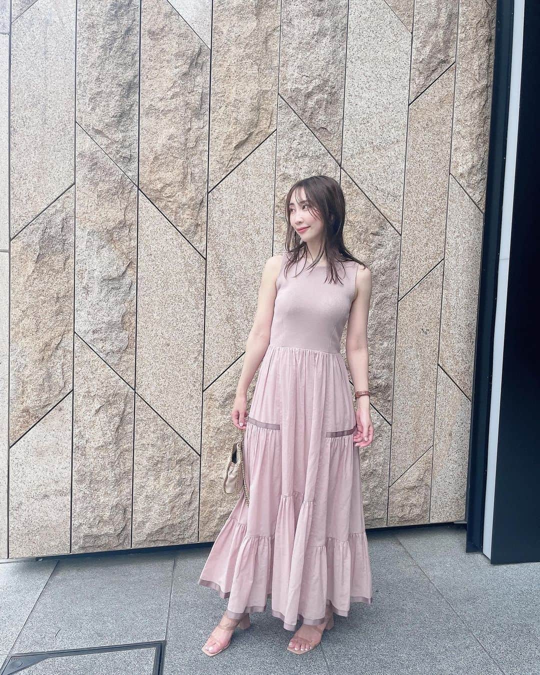 のインスタグラム：「毎日暑くて死にそうだね🥵🥵💦  外を歩く時はとにかく日傘をさして、日陰を探して歩いてます🥵  この日はとってもお気に入りのワンピースを着て、涼しそうに撮影してますが、暑すぎてどれも半目ですw  お洋服はタグ付け🏷️してます！  毎週日曜日は、#VIVANT 観るの楽しみ🤍🤍🤍  #frayid #フレイアイディー #ちかりな私服」