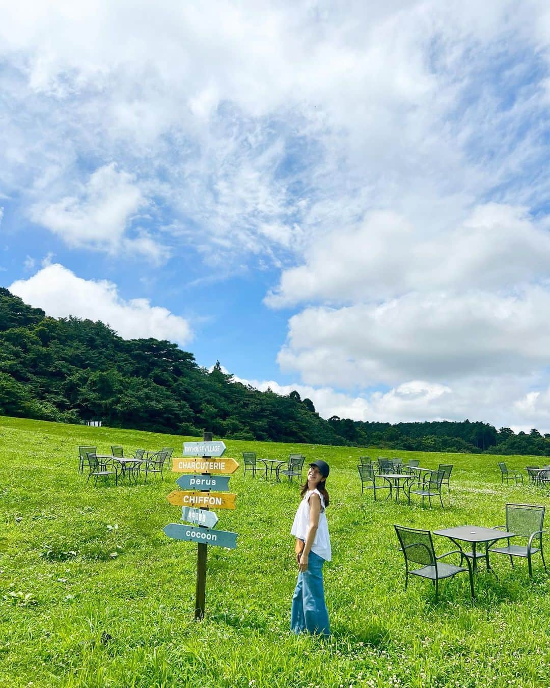 のインスタグラム：「🌞🌞🌞  この青い空、白いくもパキッと緑が大好きー🌳🤍 夏たのしもー！😘🩵  このフラガールトマトが本当に美味しかった🥹🥹🍅」