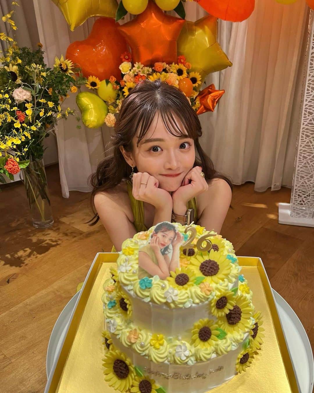 田久保夏鈴のインスタグラム：「今日は初のバースデーイベントでした🎂♡ 2時間があっという間で、あとプラス2.3時間あってもよかったなと思うくらい本当に楽しかった😭！ 幸せな時間をありがとう🥺🩷🩷 そしてプレゼントもお花もお手紙もアルバムも本当にありがとう！！遠方からわざわざ大きなバルーンとお花を送ってくださったファンの方もいて大感動でした(T . T)💐🎈  サプライズゲストで彼が来てくれたのも凄く盛り上がってもらえてよかったです👱🏼‍♂️（笑） 6-10枚目に載せているみなさんへのお土産は私の大好きなブランドさんからばかりなので、みなさん是非たくさん使ってください🥹🎁 （SNSに UPしてくださると、私もブランドさんも喜びます♡笑） スタッフの皆さんも本当にありがとうございました！！内装もケーキもご飯もムービーもシチュエーションも全てが最高だった😭🍑  バースデーイベントってこんなに幸せな気持ちになれるのね、、 またいつか、こういう近い距離でのイベントができるように頑張ります✊🏼🔥  今日は本当にありがとうございました！！😘🌻♡  ps.ゆふなおえみ姉ももちの順で流れたビデオメッセージもめっちゃ嬉しかった🥺🩷🩷🩷」