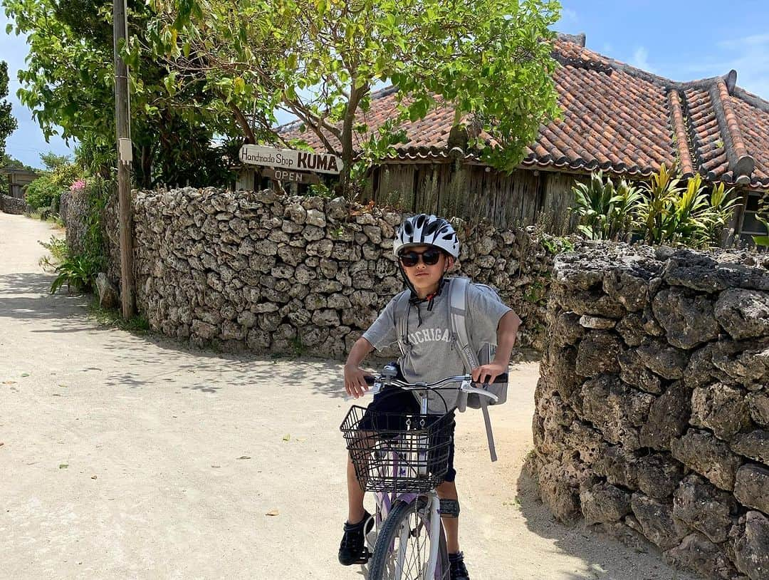 木下あゆ美さんのインスタグラム写真 - (木下あゆ美Instagram)「夏休みは石垣島へ。台風も進路がずれて、大きなダメージも無く楽しめました。 海三昧とはいかなかったけど、離島に渡ったり、美しい大自然の景色を見れて、満足☺️  #まだまだ開拓の余地あり #石垣島 #川平湾 #竹富島 #マングローブ」7月30日 23時11分 - ayumi_kinoshita13121982