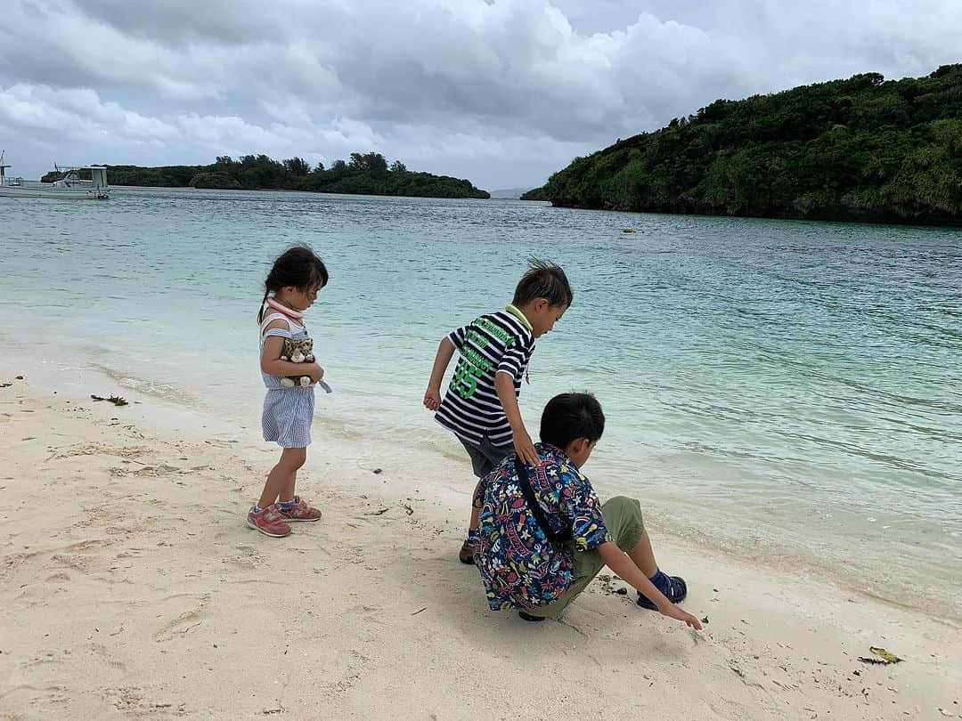 木下あゆ美さんのインスタグラム写真 - (木下あゆ美Instagram)「夏休みは石垣島へ。台風も進路がずれて、大きなダメージも無く楽しめました。 海三昧とはいかなかったけど、離島に渡ったり、美しい大自然の景色を見れて、満足☺️  #まだまだ開拓の余地あり #石垣島 #川平湾 #竹富島 #マングローブ」7月30日 23時11分 - ayumi_kinoshita13121982