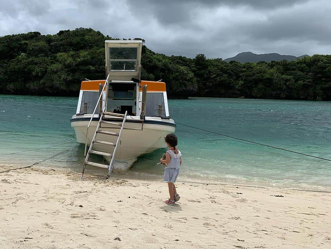 木下あゆ美さんのインスタグラム写真 - (木下あゆ美Instagram)「夏休みは石垣島へ。台風も進路がずれて、大きなダメージも無く楽しめました。 海三昧とはいかなかったけど、離島に渡ったり、美しい大自然の景色を見れて、満足☺️  #まだまだ開拓の余地あり #石垣島 #川平湾 #竹富島 #マングローブ」7月30日 23時11分 - ayumi_kinoshita13121982