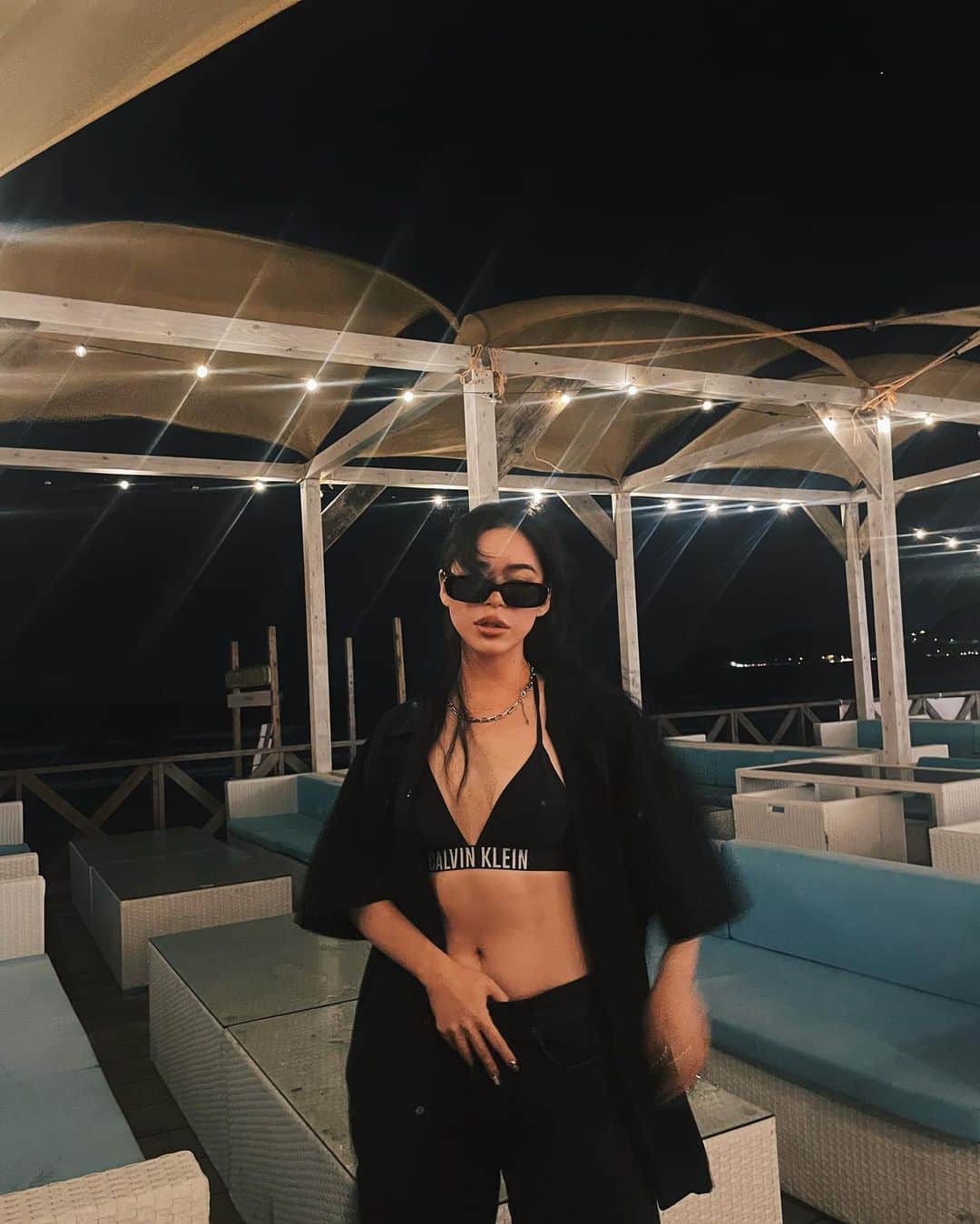 藤川ありすさんのインスタグラム写真 - (藤川ありすInstagram)「ここの🕶可愛い。 海コーデもALL BLKな感じが好き。 足元はoofosのビーサン🩴  @szadecollective」7月30日 23時16分 - alice346_