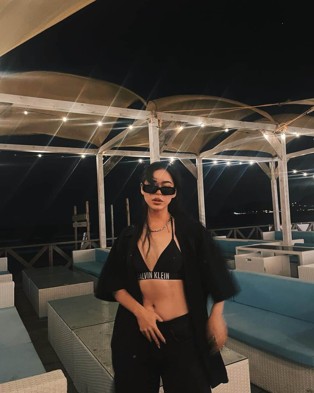 藤川ありすのインスタグラム：「ここの🕶可愛い。 海コーデもALL BLKな感じが好き。 足元はoofosのビーサン🩴  @szadecollective」