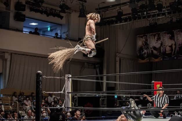のインスタグラム：「後楽園ホール大会EXTREME王座戦 初防衛成功しました🌞  本日も応援してくれた方々ありがとうございました🌞  #プロレス #プロレスリング #プロレスラー #DDTプロレス  #魔女の宅急便 #ジブリ #professionalwrestling #Prowrestler #釣り好き #美容男子 #美容好き #銭湯 #スーパー銭湯 #銭湯好き #サウナ #サウナ好き #筋肉 #muscle #バス釣り好き #美容 #ddtpro #平田 #平田一喜 #kazukihirata」