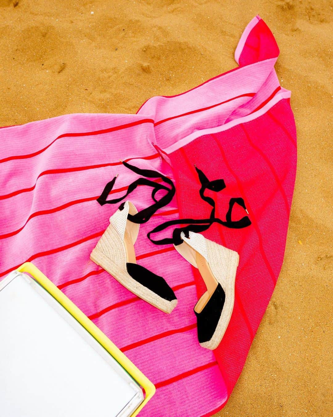 Ted Bakerのインスタグラム：「Step into summer with Ted Baker.  #TedBaker #ItsAShoreThing」
