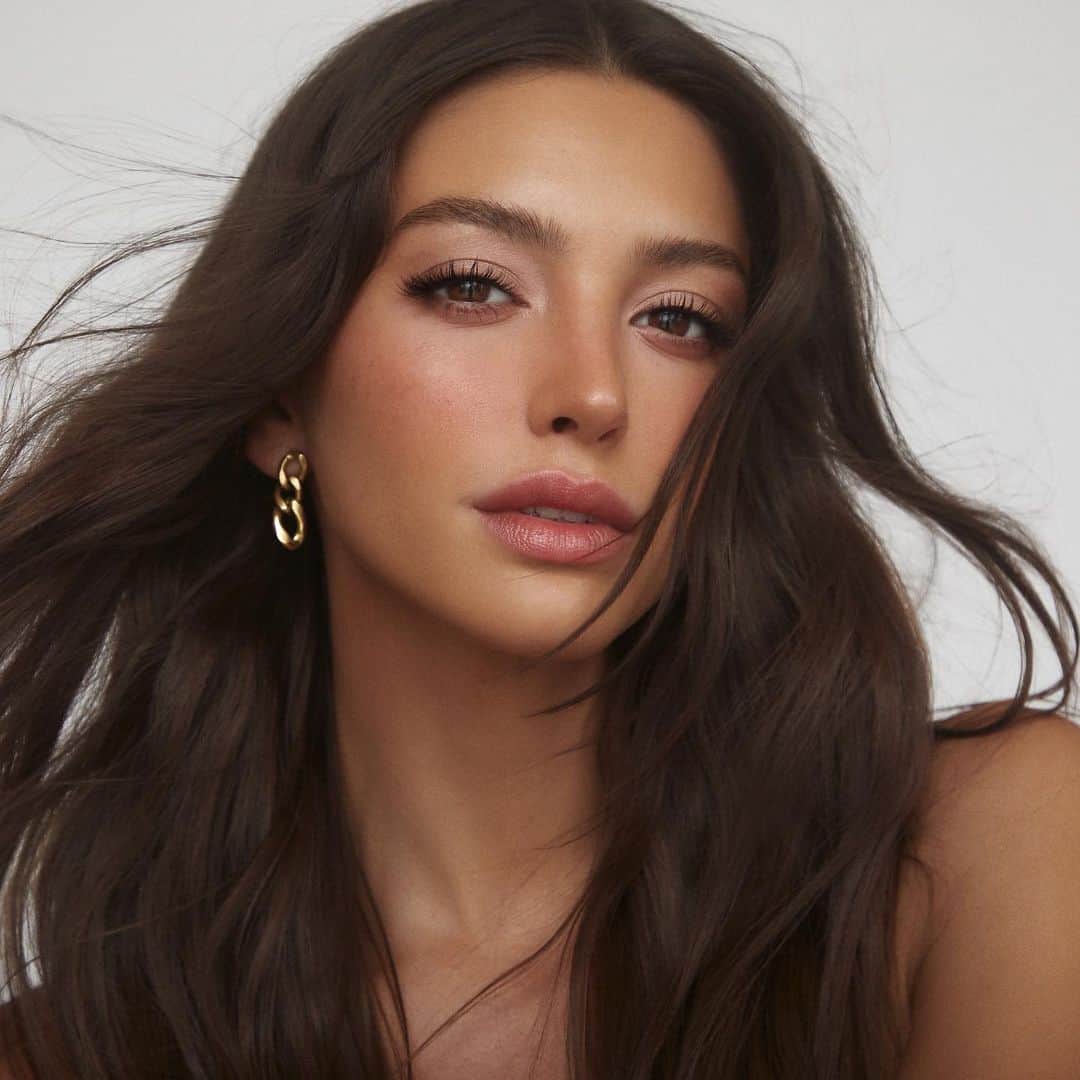 セリーヌ・ファラクのインスタグラム：「Feeling unstoppable.   Hair&Makeup&Photo • @marcoartistry」
