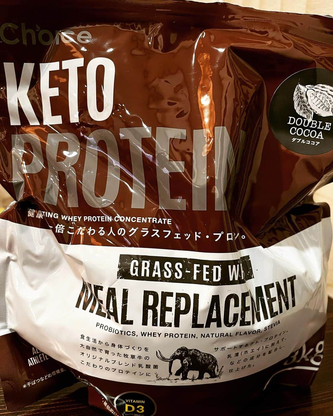 三浦伊織のインスタグラム：「『KETO PROTEIN』🐄🌱  間食でchoice✨  ▶︎原材料  乳清たんぱく（乳成分を含む）（ニュージーランド製造）、有機ココアパウダー、ローストアマニ末、粉末油脂（中鎖脂肪酸卜リグリセリド、グルコース）、米麹末（米、麹菌）、乳酸菌混合末／カゼインナトリウム、甘味料（ステビア）、グリセリン脂肪酸エステル、ビタミンD  #choice  #choiceproteins  #choicenutrition  #choicesuppli  #チョイス  #チョイスプロテイン  #プロテイン」