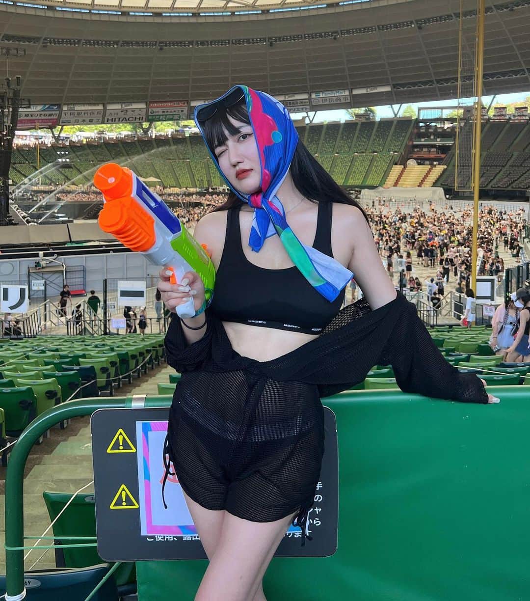 河崎みーなのインスタグラム：「water bomb🔫💦💙  人生初のフェス〜!!大好きなアーティスト達沢山出て、耳が幸せでした🫶🏻  まじで撃たれすぎて帰りすっぴんになったけど楽しかった💦YouTubeも出るのでお楽しみにっ❕ . . . . .」