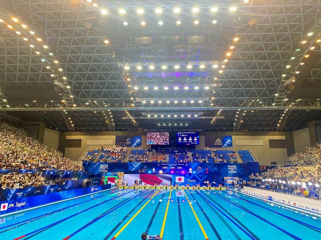 髙津奈々のインスタグラム：「7/28-7/30で福岡に世界水泳を見にいってきました🔥🏊‍♀️  そして今日で世界水泳も終了。  フライトも宿も何も決めず、とにかく28日の決勝だけを見に気づいたら仕事おわり会場に向かってた✈️  いろんな方のおかげで、 次の日のFINALまでしっかり見て  本当に行ってよかった〜  レース展開は見えなかったけど、 わたしの大好きな50m種目とくにバタフライのスタートを 選手と同じ目線から観戦することができたのが本当に痺れた。  私にとってあの席は会場1のスペシャル席だったな〜⭐️⭐️⭐️  いくつもの世界新記録も目の当たりにして心を打たれ  やっぱり本当に水泳好きだな〜と感じつつ、 言葉にできないエネルギーを たくさんもらって帰ってきました！  目の前だけで感じられるあの空気感。たまらなかった🏊‍♀️🔥  誘ってくれたりさちゃんありがとう😆  #世界水泳 #世界水泳福岡2023  #競泳 #水泳 #swimming #watermeetsthefuture  #JAPAN #福岡  #fukuoka」