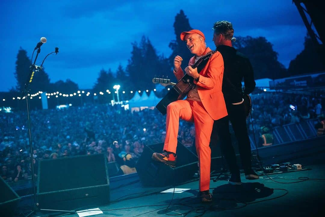 トラヴィスのインスタグラム：「@belladrumfestival you were great! So good to be back. You’re now bigger and better than ever! Thanks for the singalongs and making it such a special night for us.   📸 @ryanjohnstonco」