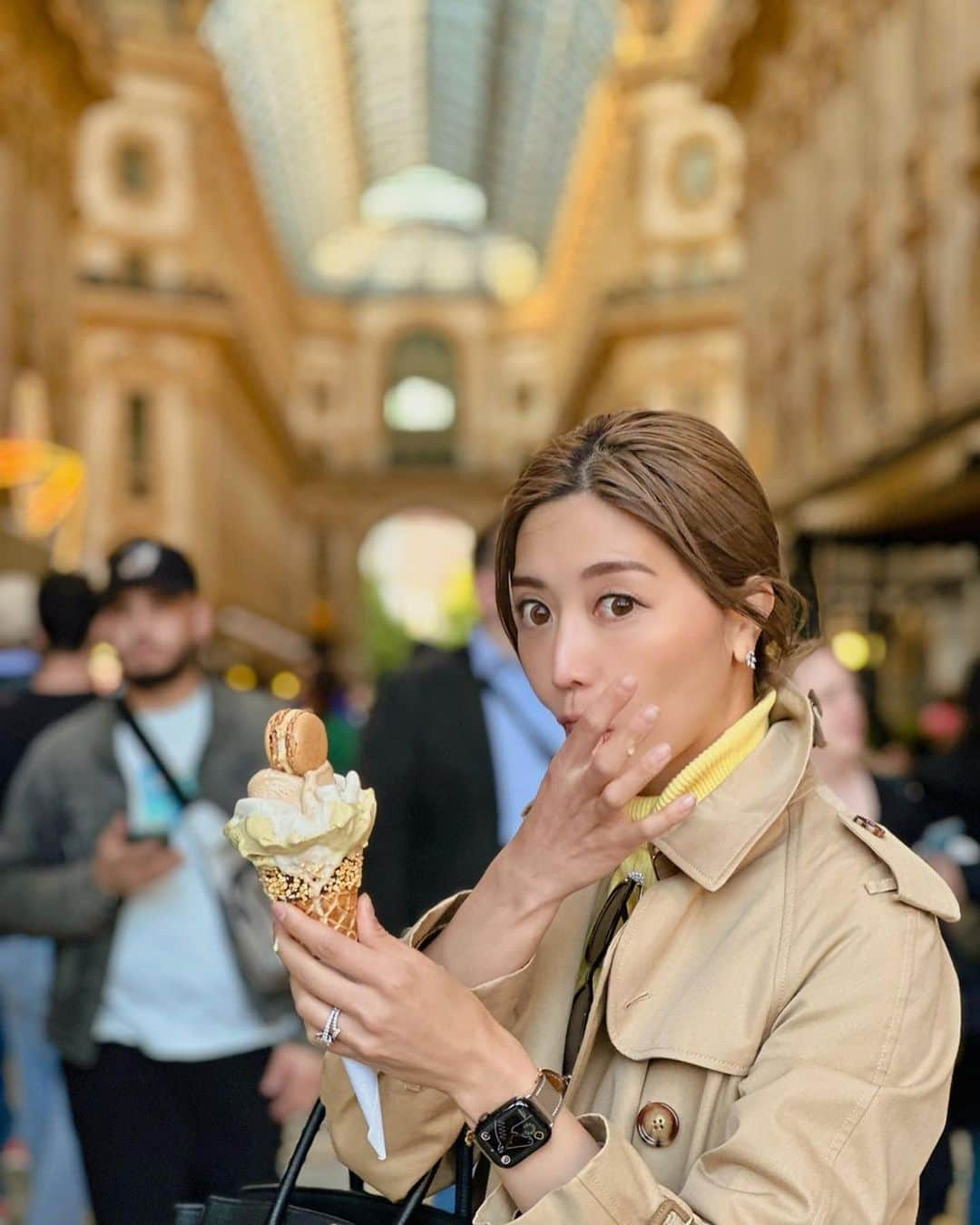 黒ユイさんのインスタグラム写真 - (黒ユイInstagram)「載せ忘れ　in ミラノ🇮🇹 並んで買ったジェラート🍦 めっちゃ美味しかった！！ せっかくやから写真撮りたい でも異常な早さで溶けてくる というので3.4枚目 必死に食べてる写真になりました😂」7月30日 23時33分 - yui_my_life