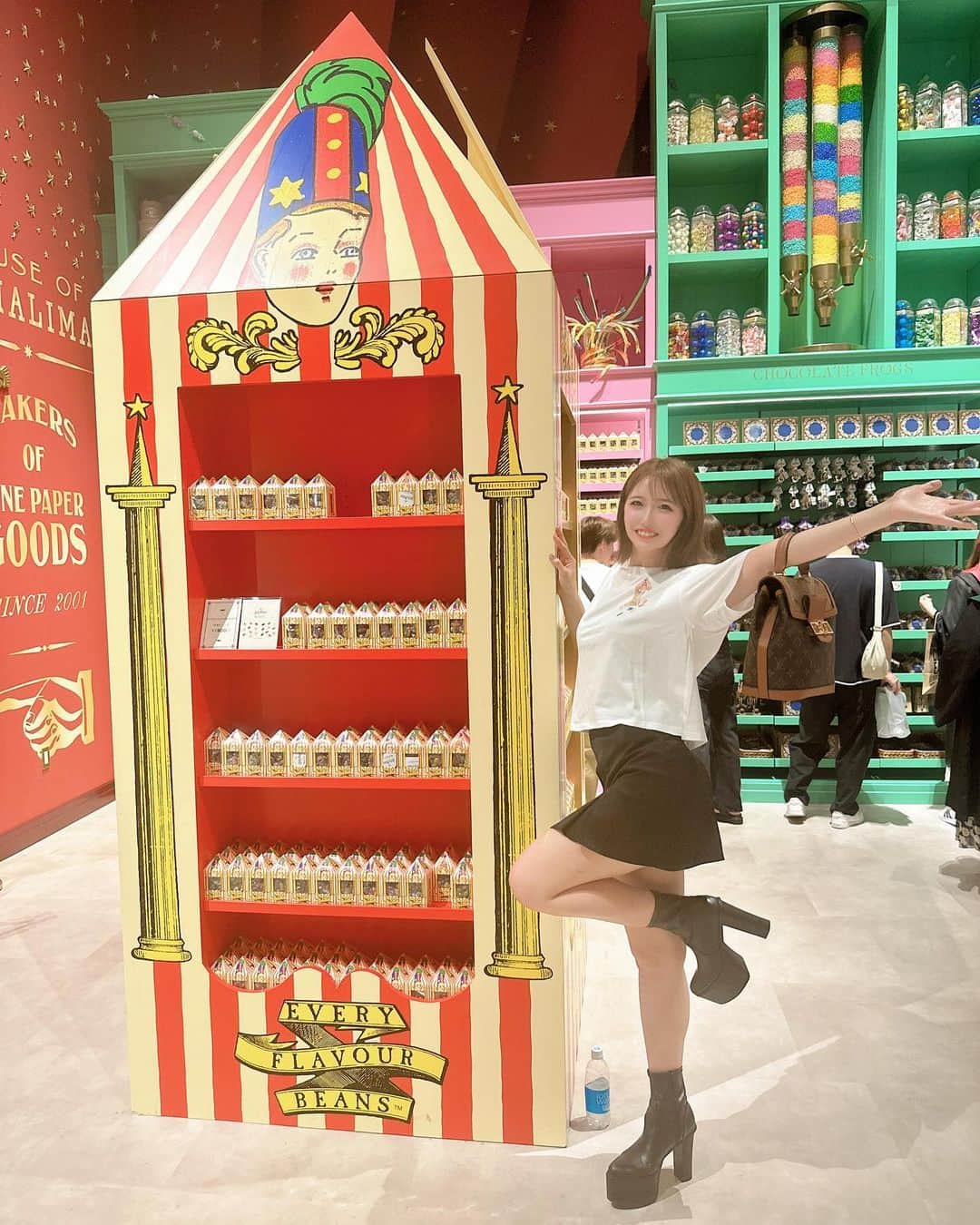 のインスタグラム：「🪄︎︎✨ ⁡ ワーナーブラザーズスタジオツアー 行ってきた〜🤍🤍🤍 ⁡ GUのハリポタコラボのTシャツ着て行った🫶 今回は百味ビーンズ柄にした🍬*⋆ ⁡ オープンの2ヶ月くらい前から チケット予約してたけど 16時からしか入場できなくて💦 4時間かけて回ったけど ほんっとにドタバタで ゆっくり行くなら午前中が間違いなくいい😂 ⁡ フォトスポットたくさんあって 写真いっぱいだからまた載せよ〜📷💭 ̖́- ⁡ ┈┈┈┈┈┈┈┈┈┈┈┈┈┈┈┈┈┈┈┈ ⁡ 🪄︎︎ ワーナーブラザーズスタジオツアー東京 ⁡ 📍 東京都練馬区春日町1-1-7 ⁡ ┈┈┈┈┈┈┈┈┈┈┈┈┈┈┈┈┈┈┈┈ ⁡ ⁡ #ハリーポッター  #ハリーポッタースタジオツアー  #ワーナーブラザーズスタジオツアー東京  #ワーナーブラザーズスタジオツアー  #ハリポタ  #ハリポタツアー  #メイキングオブハリーポッター  #豊島園  #harrypotter」