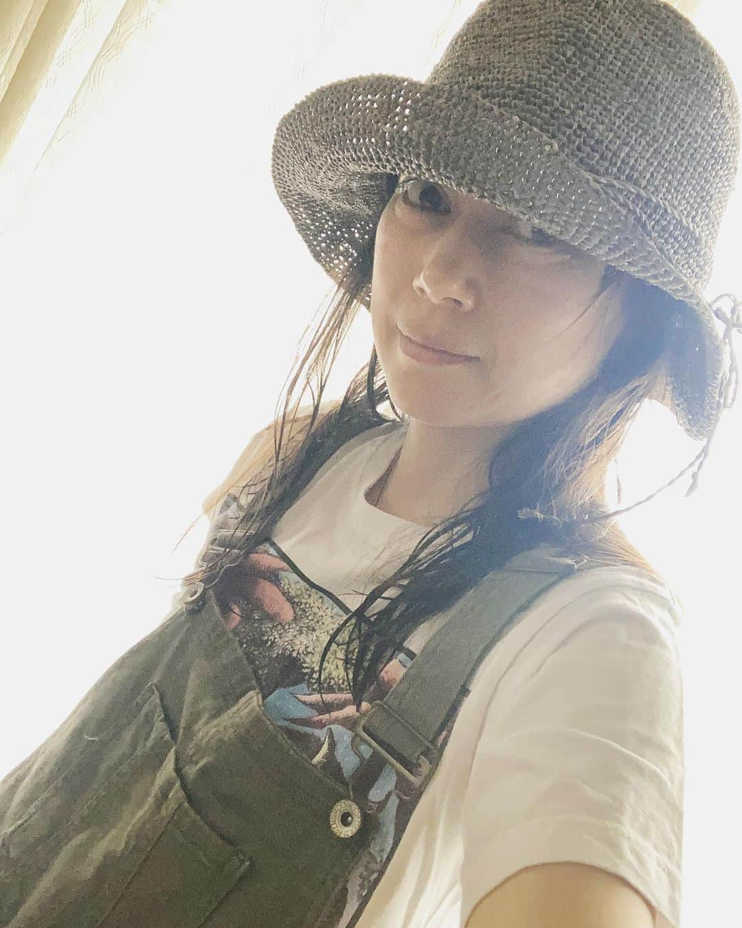 佐伯日菜子のインスタグラム：「7月ももうおしまい。 8月はもっと楽しい事をたくさんしたいよね。 #カールおじさん  実はオーバーオール着てないって知ってた？」