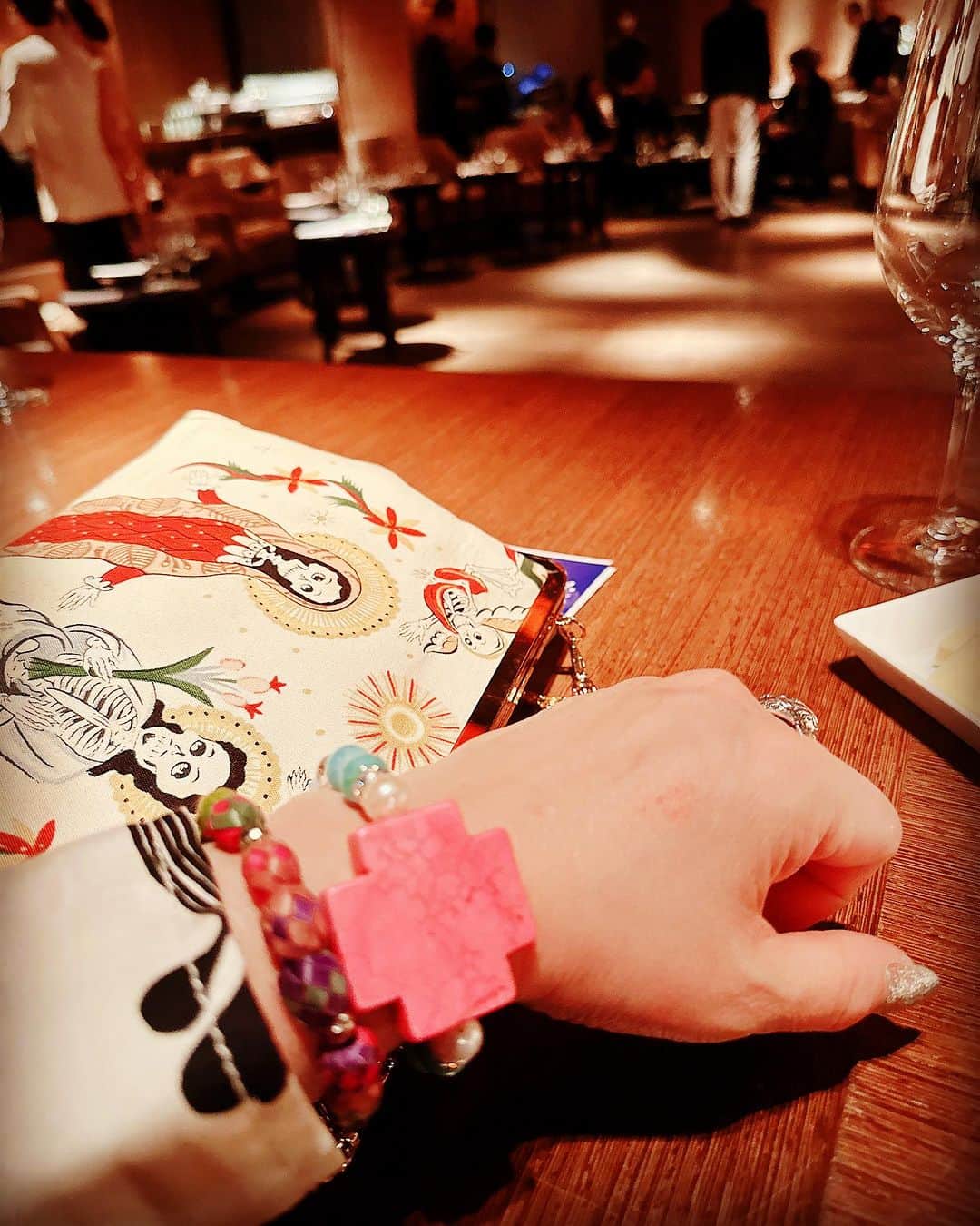 JILLのインスタグラム：「『MADURO bar 』 Grand Hyatt Tokyo   ソプラノの鈴木慶江さんの Una Bella Serata  Norie Suzuki  Special Dinner Coocert に行ってきました。  生声、素晴らしい。 まさに身体が楽器。 大きな声ではなく 身体から湧き上がる声が ストンと会場中に響き渡る心地良さ。 トップの声から囁くような域までたおやか。 ブレスのあり方にずっと注目してました。 お茶目なトークも魅力的💕 声ってすごいなぁ👍と嬉しくなりました。  #鈴木慶江さん  8月04日_名古屋ダイアモンドホール 8月05日_大阪クラブクワトロ —————————————- PERSONZ「I AM THE BEST TOUR」 6月18日_高知県立県民文化ホール グリーンホール 6月24日_札幌CUBE GARDEN 7月02日_ヒューリックホール東京 7月22日-仙台rensaホール 7月23日_函館金森ホール 8月04日_名古屋ダイアモンドホール 8月05日_大阪クラブクワトロ 8月11日_新潟LOTS 8月12日_高崎芸術劇場スタジオシアター 8月26日_福岡電気みらいホール —————————————-  #jillpersonz  #personz  #youtubepersonzチャンネル #note  #jillpersonz  #エアプレ #JILLプレ #ラジオ高崎 #三味線JILL屋」