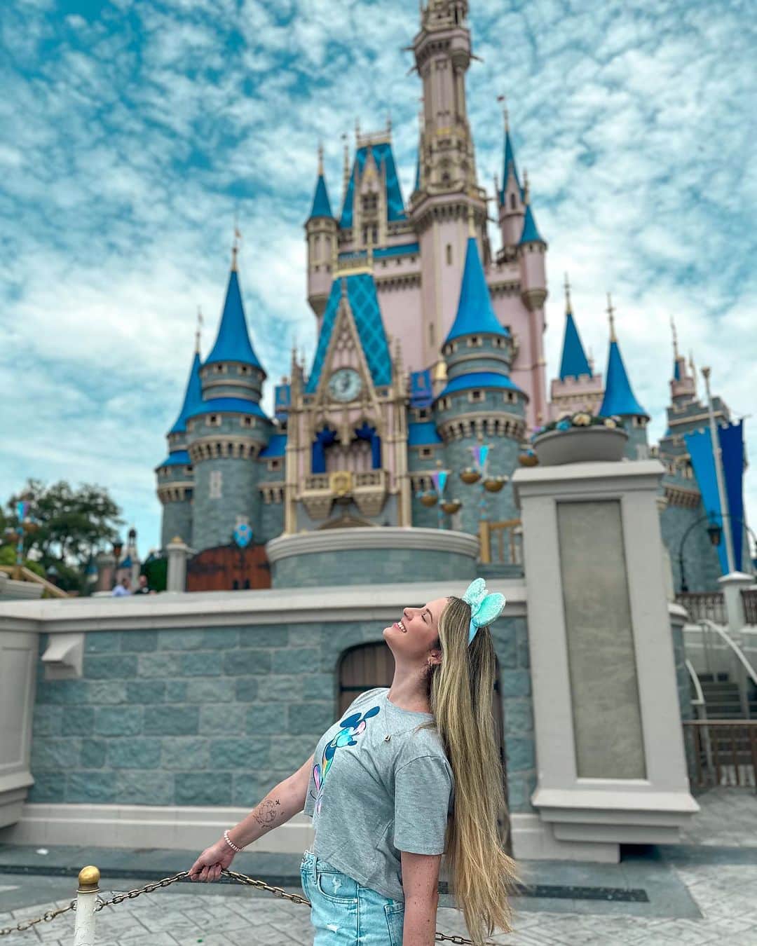 ナターリア・ガウジオのインスタグラム：「Nunca me canso da magia desse lugar… Se podemos sonhar, também podemos tornar nossos sonhos realidade!! 🙏🏻🥰❤️🏰✨🇺🇸 #vacations #disney #happiness #dreamscometrue #love #grateful #florida #magic #princess」