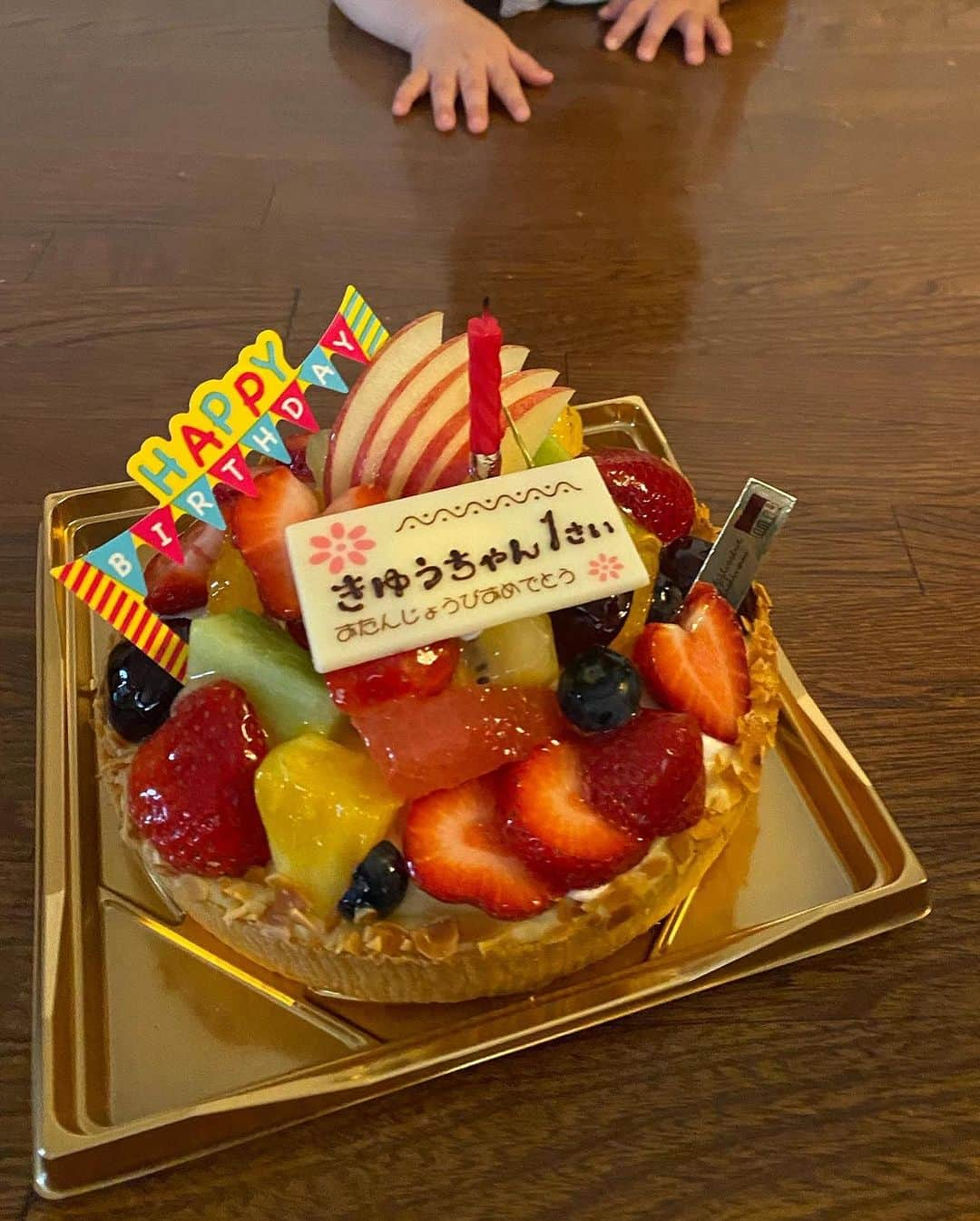 MAKI MIYAMOTO 宮本真紀さんのインスタグラム写真 - (MAKI MIYAMOTO 宮本真紀Instagram)「. お誕生日のごはん事情🎂🤎  れまの時は作らなかったけど、その後やっぱり作ってみたい🥹と思って生モノ無しのお寿司もどき作りました🍣 最終ちらし寿司みたいにぐちゃぐちゃになってたけどしっかり食べてくれて作った甲斐があったのでまた1年頑張れそう😂♡  一升餅も今回はパンにしてみました🍞 かなり量もあるけど美味しくて、切って冷凍ストックしたのでしばらくは朝ごはんです✌🏻笑  ケーキは第一希望にはならなかったんだけど、フルーツいっぱいタルトは大喜びでした👶🏻💓(特に兄)  #1歳誕生日#離乳食寿司#こども寿司#一升パン#ファーストバースデー#1歳バースデーケーキ」7月31日 10時30分 - makime_me_