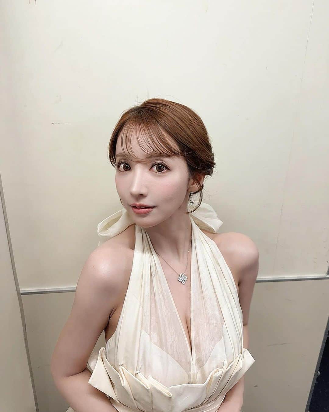 のインスタグラム：「昨日は 超RIZIN2ありがとうございました🤍  私自身も初のお仕事で 不慣れなところもたくさんありましたが、 選手たちの試合にかける想いや ファンの方たちの熱い声援を間近で 受けてすごく刺激を受けました。  このお仕事をいただいた時に RIZINの榊原社長からは 賛否両論色々言われると思うけど いつか認められて欲しいと言っていただいたので、  これからもお仕事させていただけるのであれば、 少しずつではありますが 私にできることを見つけ、 認めていただけるよう 努力していきたいと思います。💪  選手の皆様、お疲れ様でした😌  そして会場、 画面の前で応援してくださってた皆様も ありがとうございました👏💓  @rizin_pr」
