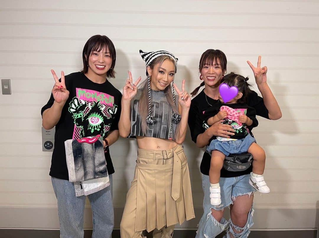 川井友香子のインスタグラム：「. KODA KUMI LIVE TOUR 2023👾🪽✨ 梨紗子と姪っ子と🫶🏻🩷  今回のセットリスト、個人的に思い入れの深い曲 ばかりで、色んなこと思い出して何回も泣きそうだった😭✨ 行くたびに元気と勇気貰えます❤️‍🔥  #kodatour2023 #倖田來未」