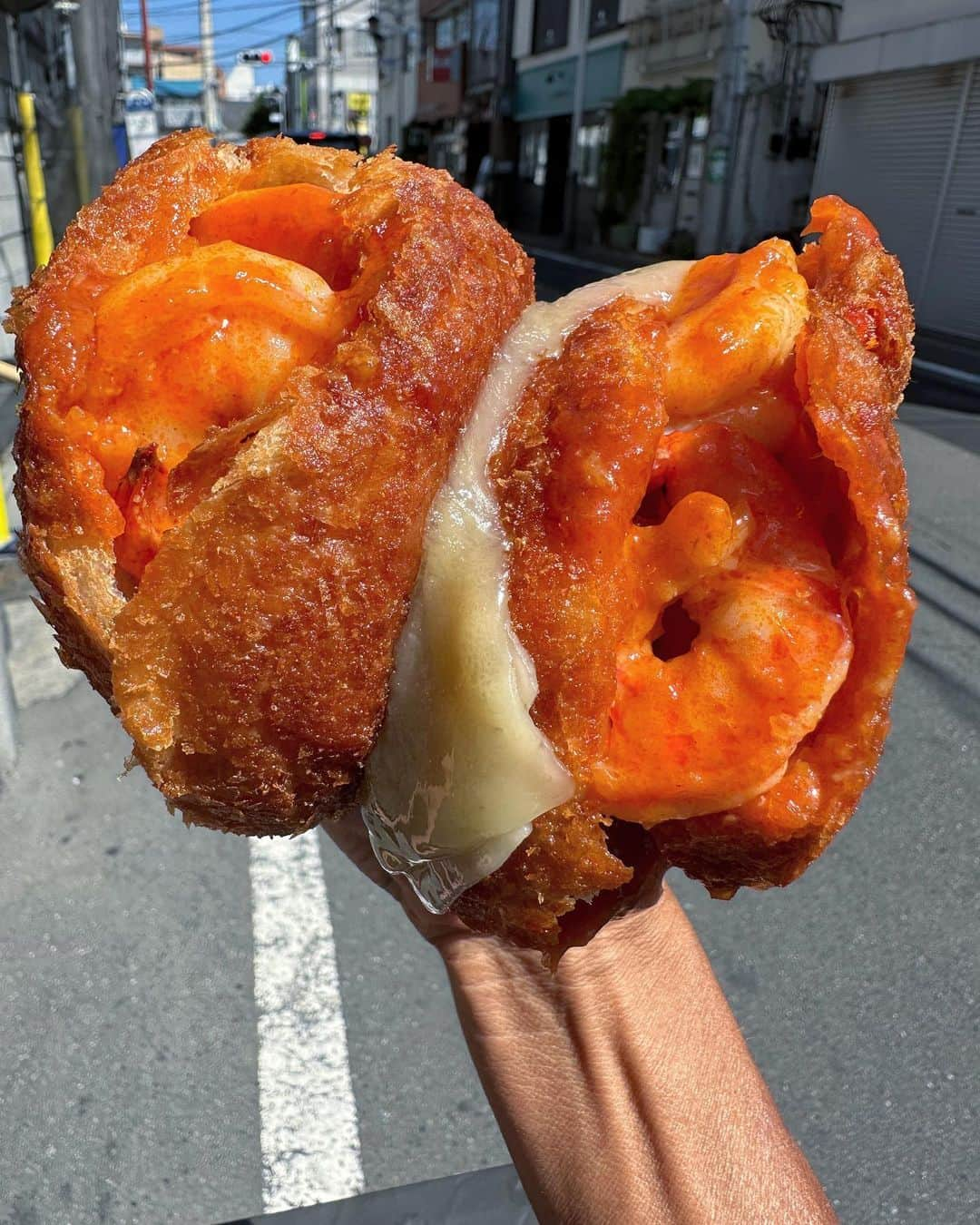 Coffee & Toast Tokyoのインスタグラム：「"がっつり" えびチリバーガー‼︎ 🦐🦐🦐🦐🦐🦐🦐🦐🦐🦐  “Thanks shrimps . I appreciate your tastiness.”  ピリッと辛みを効かせた、 たっぷりのえびチリをバーガーで！  ぷりぷり感がたまらんです😋😋😋  8月1日（火）2日（水）は、 店休となります。  Have a great day!!  . . . . . . . #がっつりえびチリバーガー #エビチリ  #海老チリ  #shrimp  #エビ  #がっつり  #海老  #シュリンプバーガー   #三軒茶屋ランチ  #世田谷線カフェ  #パンスタグラム  #東京カフェ  #三軒茶屋カフェ #三軒茶屋  #パン #三茶カフェ  #三茶 #田園都市線カフェ #コーヒーアンドトースト  #coffeeandtoast #foodie  #foodiegram #japanesebread #シュリンプサンド」