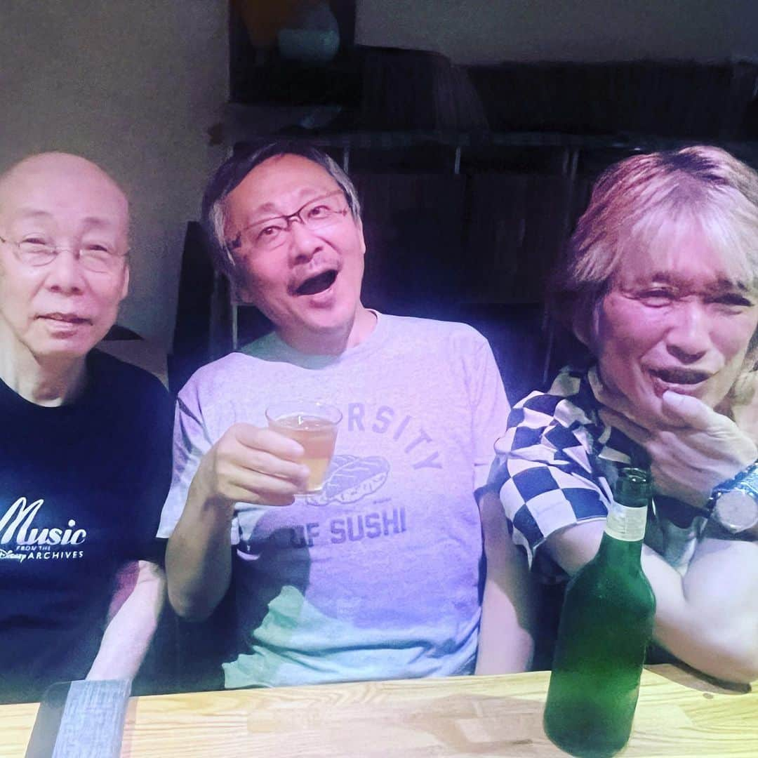 松尾貴史さんのインスタグラム写真 - (松尾貴史Instagram)「稽古終わりで世田谷のレコードバーに入ったら、巨匠ピアニストの島健さんと、パンクの巨匠ギタリスト、SAの宮本直樹さんに遭遇。  四方山話に花が咲き乱れました。  #島健 #宮本直樹 #松尾貴史 #桜の園」7月31日 9時12分 - kitsch.matsuo