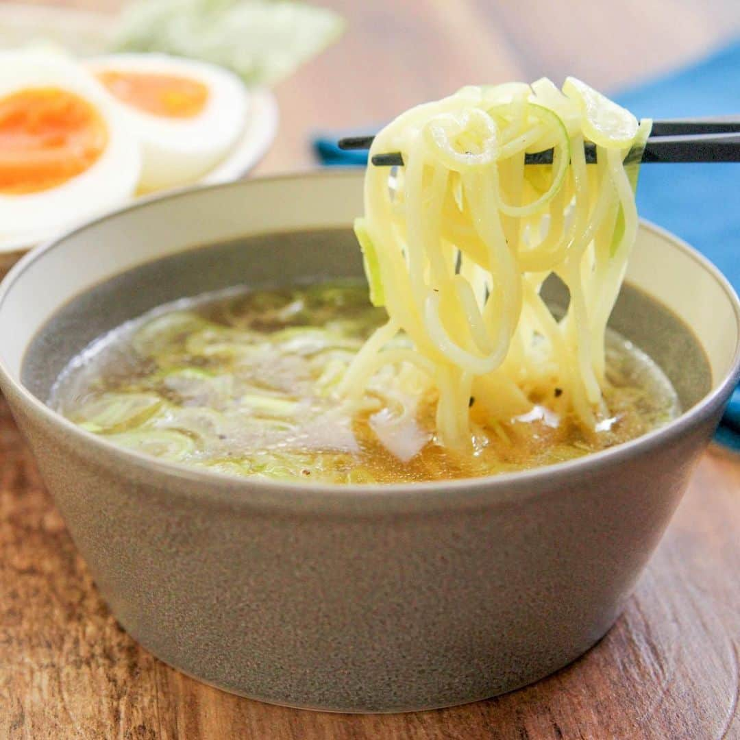 五十嵐ゆかりさんのインスタグラム写真 - (五十嵐ゆかりInstagram)「余った焼きそば麺1袋がお店みたいなつけ麺になる。  この混ぜるだけな「さっぱり塩レモンだれ」が夏に最高。加熱はレンジで簡単です。  長葱8cm位、水150ml、鶏ガラ小2、3倍濃縮麺つゆ・レモン汁各大1/2、おろしにんにく小1/2混ぜ塩・黒胡椒で調える。600W1分半チンし水洗いし水気切った麺1袋に添える  #簡単クッキング#簡単美味しい#かんたんレシピ#自宅飯#時短ごはん#簡単ご飯#ズボラ飯#ズボラ主婦#ご飯記録#時短レシピ#時短料理#毎日ごはん#簡単料理#簡単ごはん#簡単レシピ#夕ご飯#お家ご飯#料理好き#レシピ#おうちご飯#クッキングラム#おうちごはん」7月31日 12時00分 - yukari_igarashi