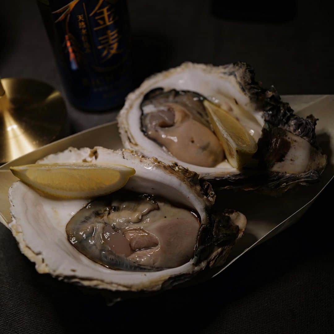 JUNNAのインスタグラム：「曽根家お泊まり会  夜の部  ご近所のかわいいお魚屋さんで一緒にお買物。大将に黒穴子調理方法を習い忠実に再現...初めていただく、黒穴子はプリッツプリで美味しかった☺️  立派なお刺身盛りにすっかり満足して、牡蠣🦪を冷蔵庫に忘れ食後、デザートの後に牡蠣🦪をいただきました🤪  いー君の本格的な焼き鳥屋さん 焼き立ての焼き鳥♾️に食べてしまう... ひっちゃんもいっぱいおかわり☺️  日中あんなに暑かったのに夜はひんやり心地良く、 テラスでいつまでもお喋りして 木の香りに癒される曽根家のお風呂につかり皆んなでパックをしながらNetflix お布団に入って3秒で爆睡 朝起きるとパンケーキ🥞が待っていると言う天国ステイ  @sonekana お邪魔しました  次回の予約もしました♪ @edamame.38 本日バースデー🎂🎈おめでと〜🎊🥂✨」
