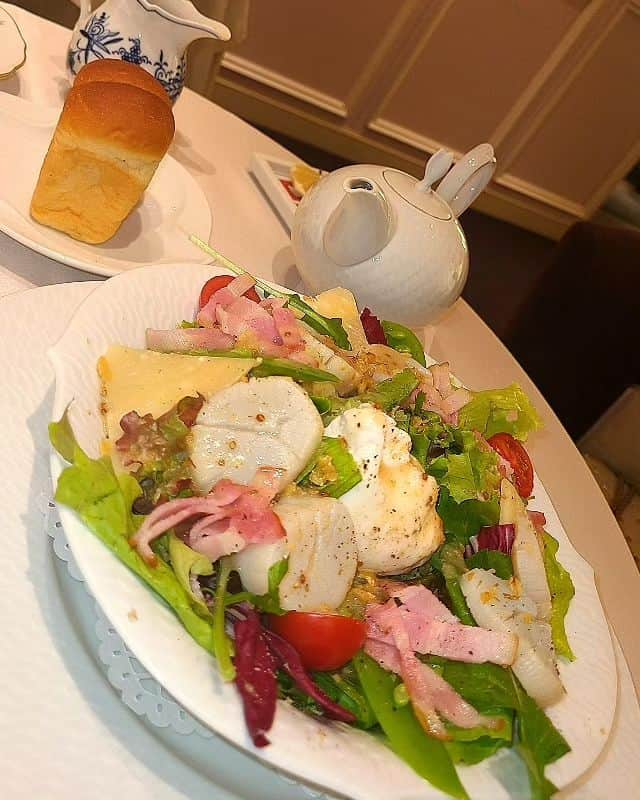 今堀恵理さんのインスタグラム写真 - (今堀恵理Instagram)「阪急梅田本店7階にある「マイセンカフェ」 @hankyu_meissen  にアフタヌーンティーを食べに行きました💗  可愛いスイーツとサンドイッチ、そしてオススメのスコーン✨マイセンの食器で頂けます✨  人気の桃のパフェも注文しました。可愛いし美味しい😍🍑 帆立とハーブのサラダも豪華で美味しいんです😍  今回は  @meissen_friends @aya_iris.japan と私の3人でキラキラ女子会でした💕 色々楽しいお話をしました  最近はお家でもマイセンのオリジナルコーヒーを飲んでます。これも美味しいですよ❤️  #マイセン #Meissen #アフタヌーンティー #キラキラ女子会」7月31日 9時17分 - eriimahori