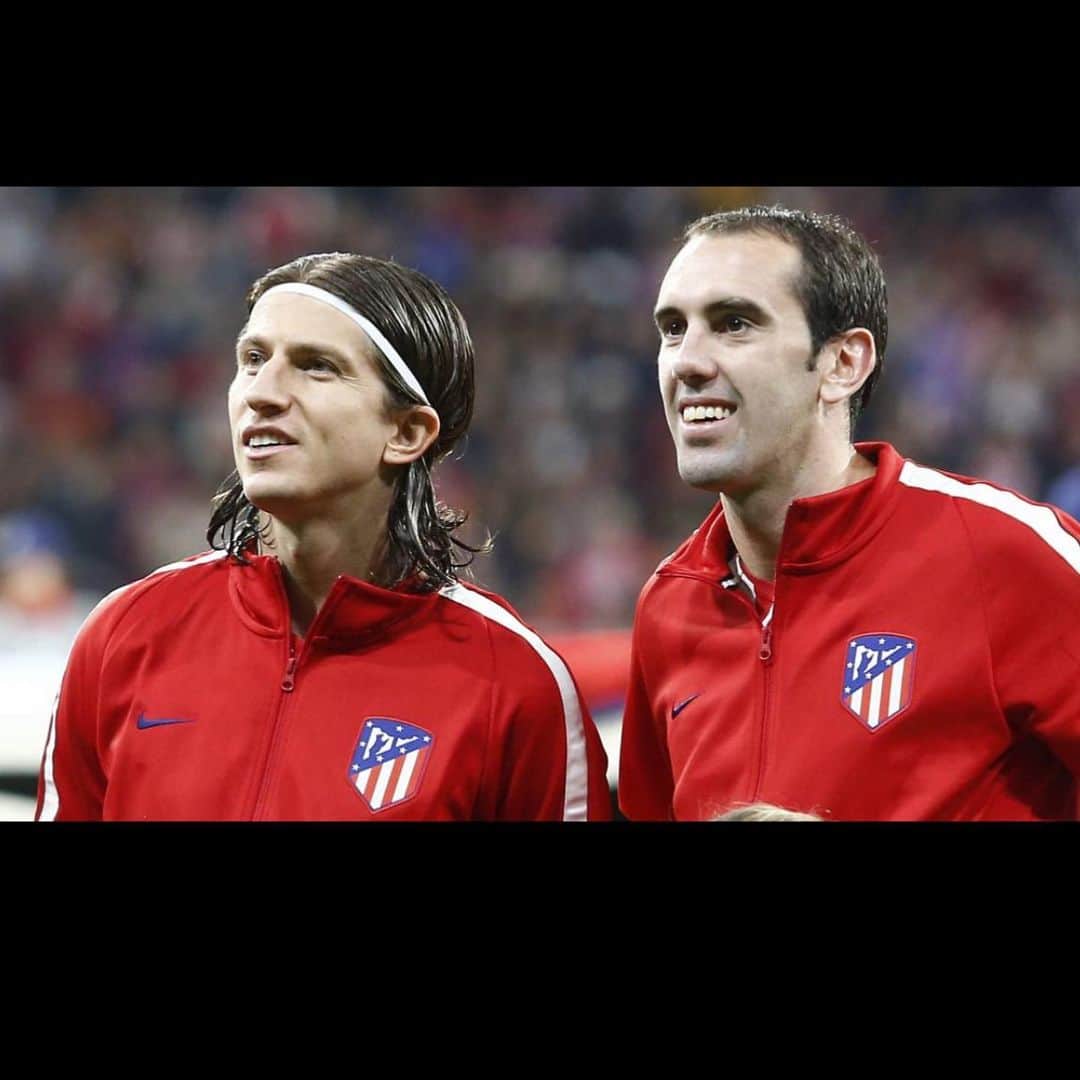 フィリペ・ルイスのインスタグラム：「@diegogodin  Un auténtico honor haber compartido momentos increíbles a tu lado.  Eres leyenda.  GRACIAS. ❤️  #elnumero1」