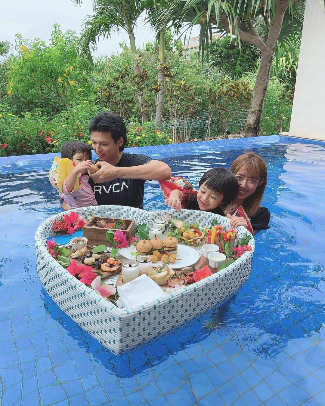 川崎希さんのインスタグラム写真 - (川崎希Instagram)「Floating breakfast ☁️  お部屋にプールがあったから朝ごはんはプールで💕  子どもたちもびっくり＆嬉しそうだった💗💗💗  可愛すぎる朝食🥣  #floatingbreakfast」7月31日 9時17分 - kawasakinozomi