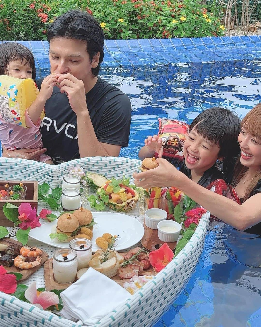 川崎希さんのインスタグラム写真 - (川崎希Instagram)「Floating breakfast ☁️  お部屋にプールがあったから朝ごはんはプールで💕  子どもたちもびっくり＆嬉しそうだった💗💗💗  可愛すぎる朝食🥣  #floatingbreakfast」7月31日 9時17分 - kawasakinozomi