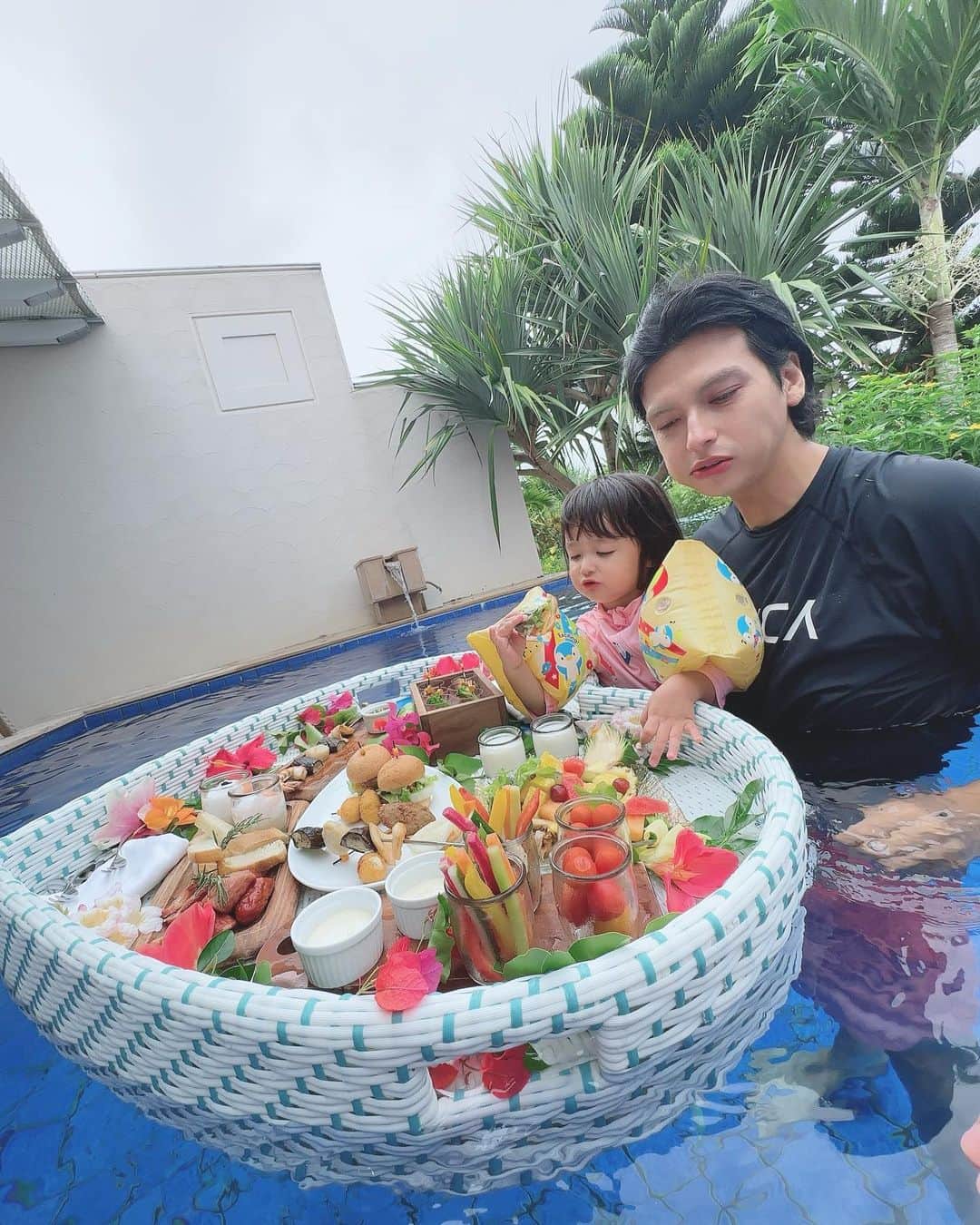 川崎希さんのインスタグラム写真 - (川崎希Instagram)「Floating breakfast ☁️  お部屋にプールがあったから朝ごはんはプールで💕  子どもたちもびっくり＆嬉しそうだった💗💗💗  可愛すぎる朝食🥣  #floatingbreakfast」7月31日 9時17分 - kawasakinozomi