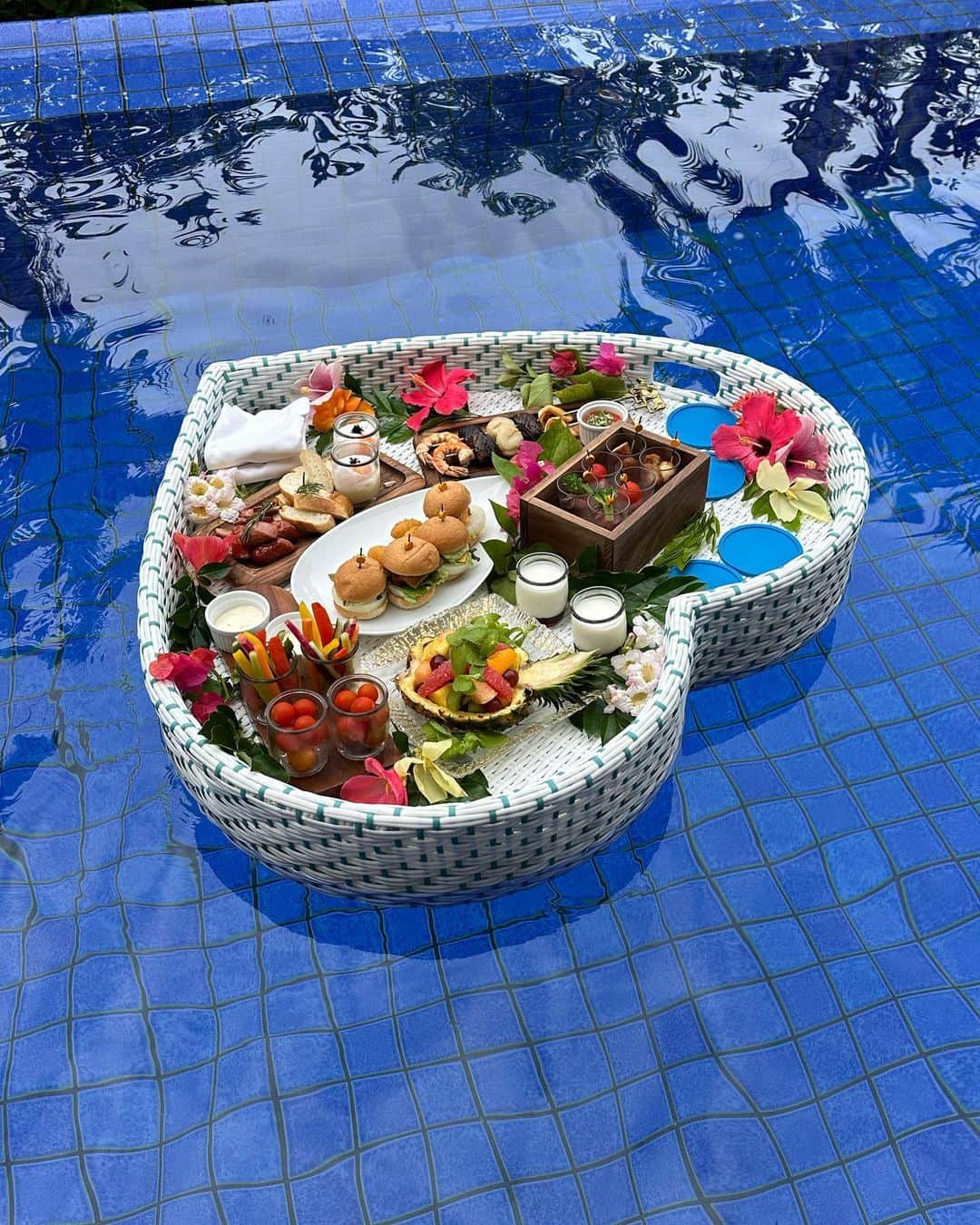 川崎希さんのインスタグラム写真 - (川崎希Instagram)「Floating breakfast ☁️  お部屋にプールがあったから朝ごはんはプールで💕  子どもたちもびっくり＆嬉しそうだった💗💗💗  可愛すぎる朝食🥣  #floatingbreakfast」7月31日 9時17分 - kawasakinozomi