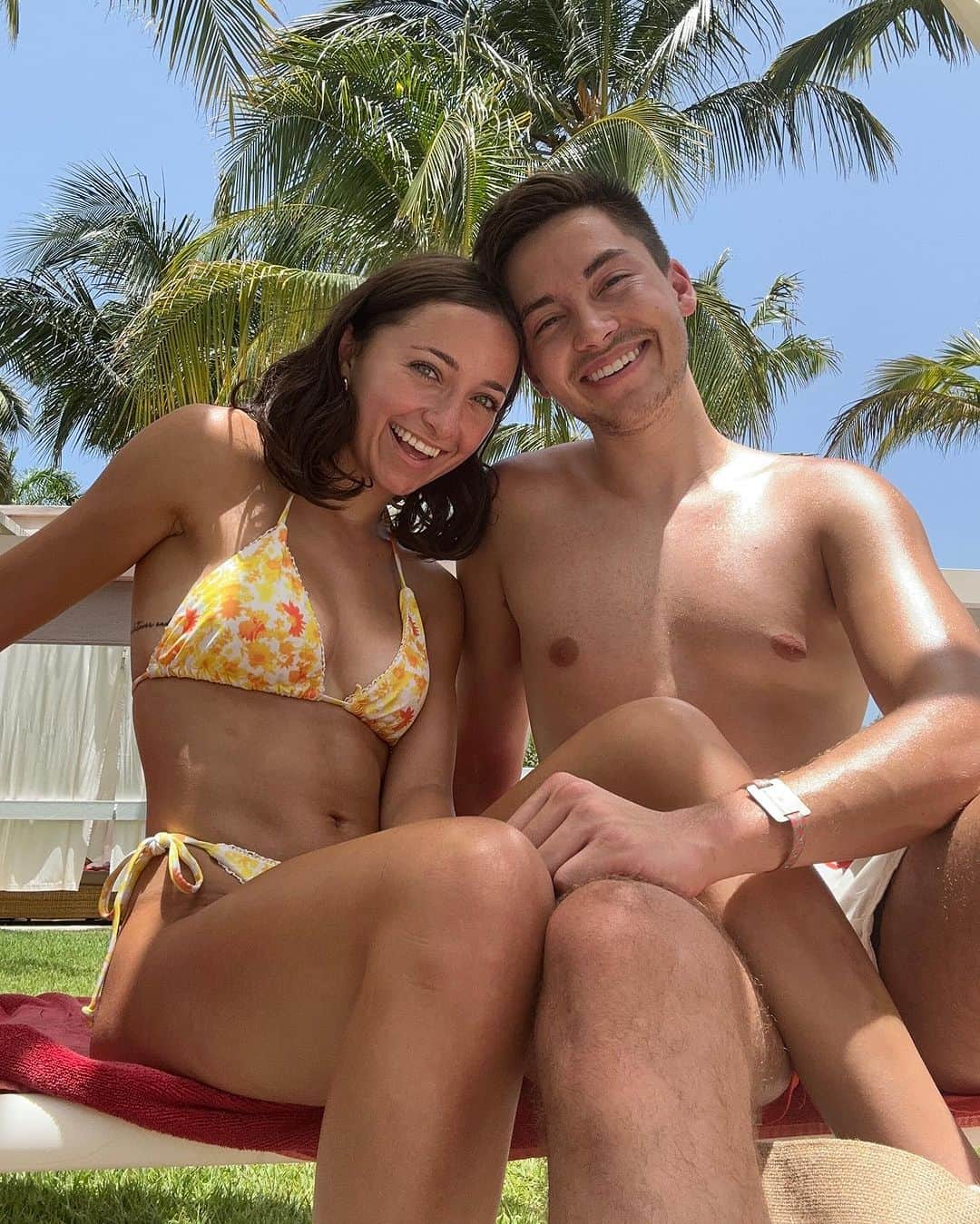 Brooklyn and Baileyのインスタグラム：「Don’t mind me just thinking ab the beach」