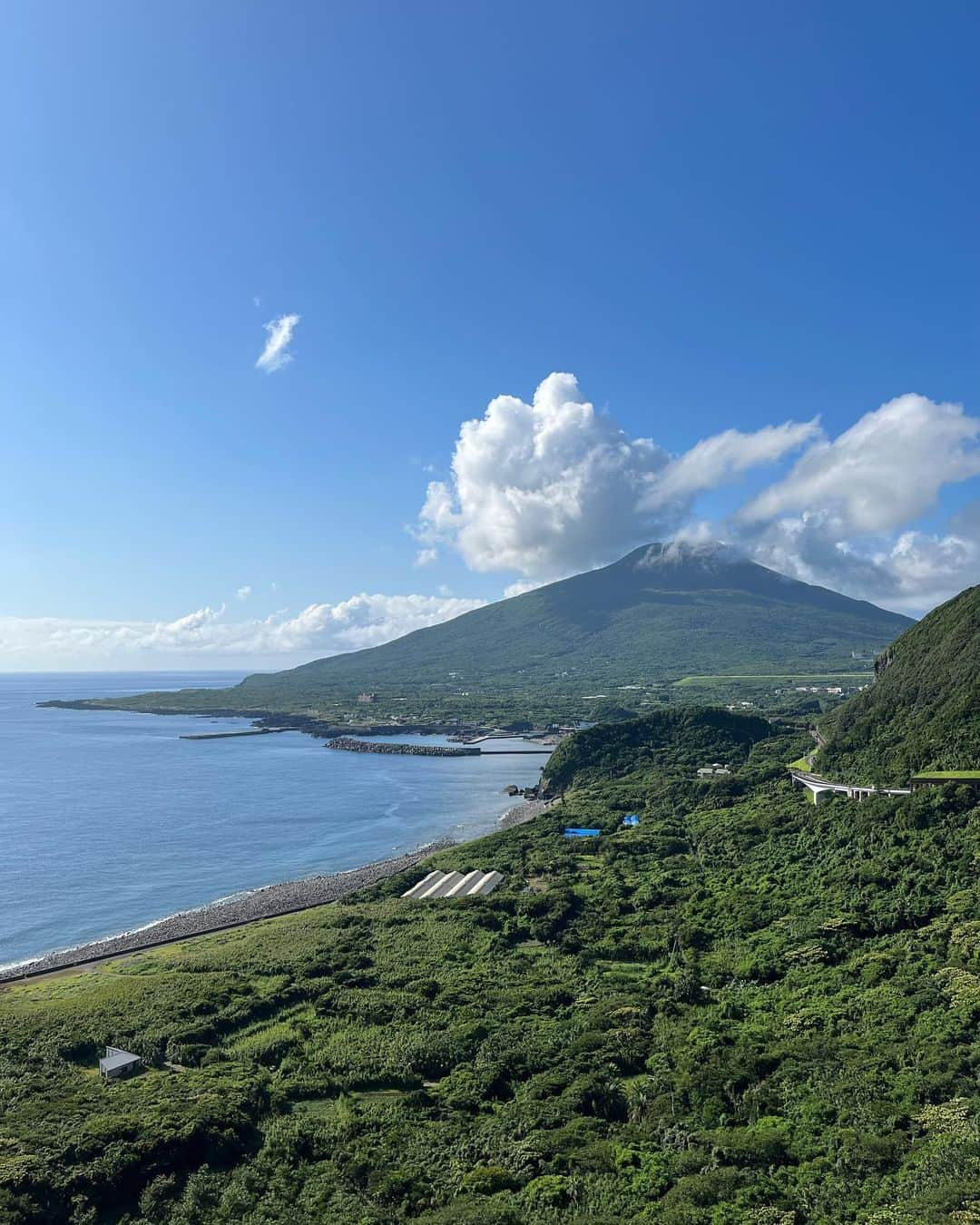 松丸友紀のインスタグラム：「家族で八丈島に行ってきました🍉 羽田空港から約45分！ 透き通るほど美しい海と眩しいほどの真っ青な空！ 夜は満天の星空に天の川！  家族みんな魅了されてしまいました✨ また行きたい！  日々時間に追われて慌ただしく過ごしているとこういうゆったりした時間の中で気付かされることがたくさんあります。  それに自然と触れ合うと心身が喜んでるのがわかる！  これだよね、こういうことが豊かな時間だよね、と家族で思いを共有☺️  たまには自分を解放してあげるの大事！きっと😚  ・・・・・・・・・・・・・・・・・・・・・  八丈島子連れ旅はVoicy「松丸友紀のシナぷしゅラジオ」で配信中です🍉  #八丈島 #島時間 #子連れ旅行」