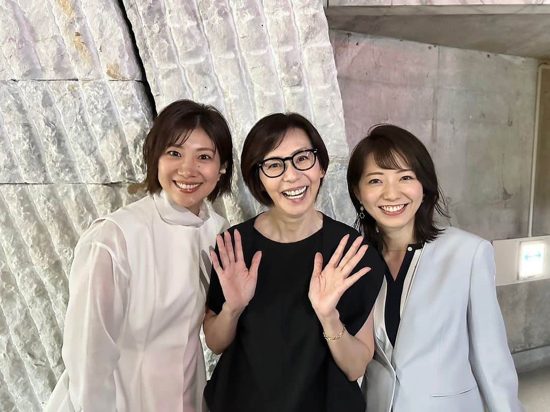 のインスタグラム：「会場では陣内さんにも会えました🥰 陣内さんと約束してたお互いに漬けたらっきょ交換をしましたよー🤭 らっきょ〜（ラッキー）な日になるねーって朝から笑わせてもらいました😂😂😂✌️  そして2枚目は元三洋電機時代の先輩方にも数年ぶりにお会いすることができましたー😂🥳🙏 両サイドの村上先輩と脇坂先輩は現在外でもできるバドミントンとして注目されている『エアバドミントン』の普及活動に力を入れています🏸 大会期間中も暑い中外での体験会も行っていましたー！ 私もまた機会があったらエアバド体験してみます😙✌️  そしておぐっちと前田美順ちゃん🥰 みんなで集まれば話が止まらない止まらない笑笑  引退してもいろんな形でバド界に関わりそしてまたみんなで会える喜びを感じた大会でもありました😊👏  日本のバドミントン界みんなで盛り上げていきましょう〜🎵」