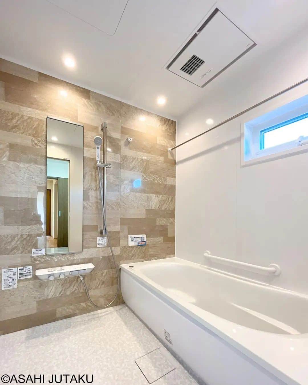 朝日住宅株式会社さんのインスタグラム写真 - (朝日住宅株式会社Instagram)「《バスルーム》 白を基調としたバスルームは清潔感と明るさをプラスｕｐさせる効果があります。 鏡の有る広い面には木目調が特徴的なアクセントパネルをセレクト。 ゆったりとくつろげる癒しの空間になりました。  ✜✜✜✜✜✜✜✜✜✜✜✜✜✜✜✜✜✜✜✜✜✜✜✜　　　　　　　　　　　　施工例をもっと見たい方は こちら⇒ @asahijutaku　　　　　　　　　　　　　　　　　　　　　　　　　浜松笠井展示場ご見学希望の方は こちら⇒ @asahijutaku.hamamatsu　　　　　　　　　　　　　　　　　　　✜✜✜✜✜✜✜✜✜✜✜✜✜✜✜✜✜✜✜✜✜✜✜✜  #くつろぎ空間　#癒しのバスルーム　#木目調アクセントパネル #朝日住宅 #住宅　#住宅デザイン　#インテリア　#マイホーム #マイホーム計画 #家づくり #おうち時間 #こだわりの家 #施工例 #新築 #一戸建て #注文住宅 #自由設計 #規格住宅 #高気密高断熱 #免疫住宅 #全館空調 #丁寧な暮らし #静岡県西部　#静岡県西部注文住宅 #磐田市 #磐田市住宅会社 #磐田市注文住宅 #浜松市 #浜松市住宅展示場 #浜松市モデルハウス」7月31日 9時36分 - asahijutaku