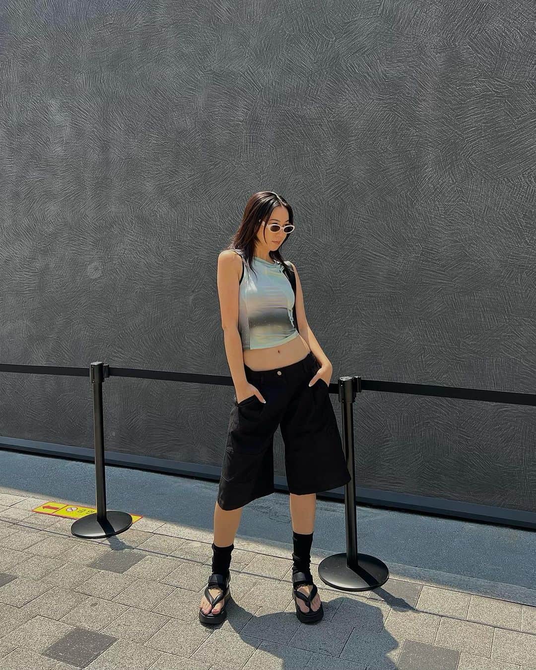 須田朱音のインスタグラム：「ʜᴀᴜs ᴅᴏsᴀɴ   ここ数回、韓国来る度に訪問する場所 📍HAUS DOSAN ハウスドサン  @tamburinsofficial  @gentlemonster  @nu_dake  が、併設してる複合施設。   1階はアートが展示してあるんだけど、 今回は @pztoday の展示&popupしてたよ🍟  GENTLEMONSTERで、 お目当てのサングラス買えた🕶️ 悩みに悩んで結局Blackにしたけど…  そしてリベンジ3回目の NUDAKEは一生食べれない🧁」