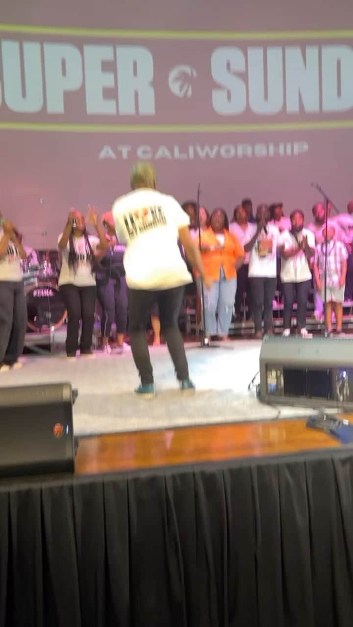 エリカ・キャンベルのインスタグラム：「I Love my church!! @caliworship it’s my honor to serve you🙏🏽🥹 Sis Mary you better praise him!」