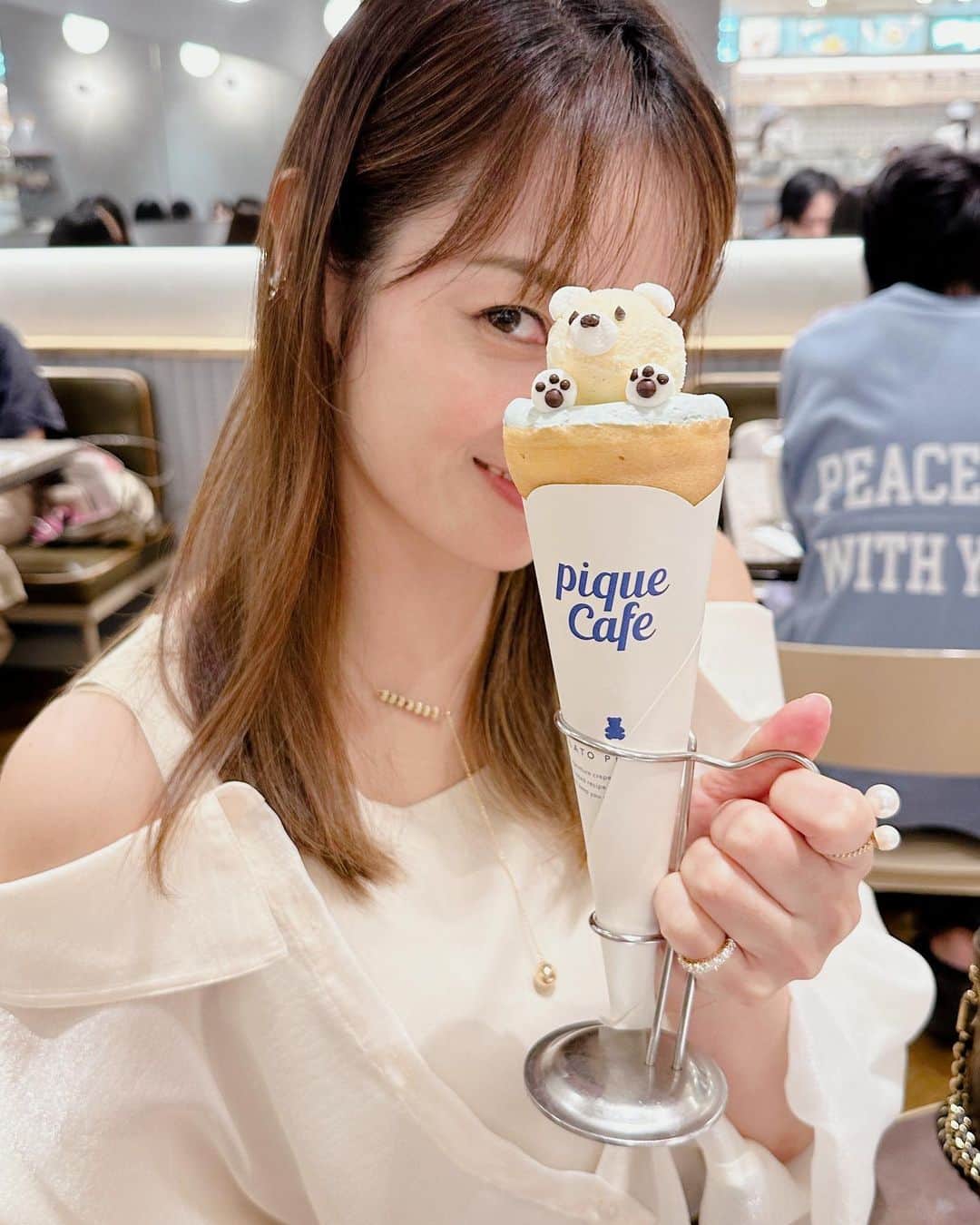 畑田亜希のインスタグラム：「気づけば7月最後日。。。🍧 毎日早すぎて、暑過ぎてビックリしてます😵  皆様ご自愛下さい🩵🩷  日本は可愛い物で溢れてる🥹  #2023 #japan #summer #日本の夏 #夏休み #gelatopiquecafe」