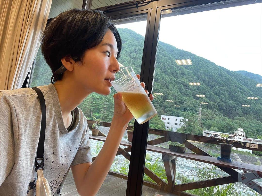 菖蒲理乃さんのインスタグラム写真 - (菖蒲理乃Instagram)「〜飲酒への道のり〜 ①とりあえずビール ②設営お疲れビール ③夜ごはんワイン ④ゆうぐれワイン ⑤湯上がりビール ⑥下山後のビール ⑦ほっぺ赤い酔っ払い  #木曽駒ヶ岳 #駒ヶ岳頂上山荘 #山ビール #染みる #水分補給 #山ワイン #山景は最高の肴 #中央アルプス #ソロ登山 #ひとり登山 #テント泊 #縦走 #将棋頭山 #千畳敷カール #駒ヶ岳ロープウェイ #宝剣岳 #登山 #夏山 #登山女子 #hiking #mountain」7月31日 9時48分 - shobuayano