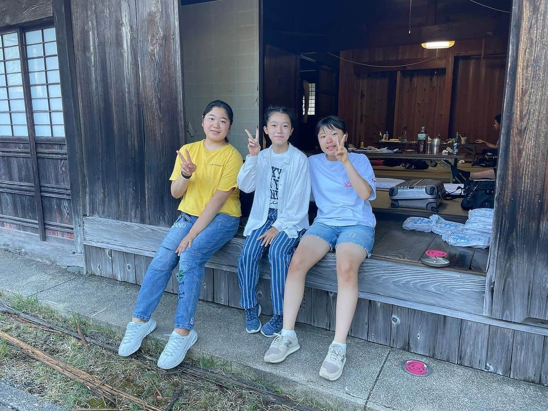 河島あみるさんのインスタグラム写真 - (河島あみるInstagram)「中2トリオ👧👧👧 はじめは山の虫の多さとドコモの電波が繋がらないことにテンション下がってましたが（笑） 焼きあまごや野迫川そうめんのおいしさに機嫌を取り戻し、ライブも花火も最高に楽しんでくれました😄  #夏の思い出#いとこ#野迫川村#奈良県#天空の村」7月31日 10時02分 - amiru_kawashima