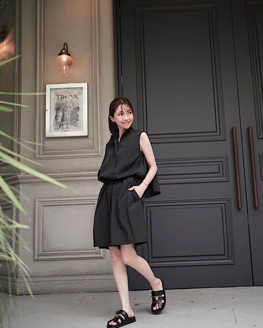 喜田彩子のインスタグラム：「⁡ ⁡ 今日から韓国に移動〜🇰🇷​ 少しでも日本より暑さがマシだといいな...​ ​ 今回の旅行にも持ってきた​ @adolfodominguezjapan のオールインワン♡​ ​ ​ アドルフォ・ドミンゲスは​ スペインのアパレルブランドなのですが​ 商品によってはXS〜XLまでサイズがあって👍🏻✨​ ちなみに、私のオールインワンはXSだよ！​ ​ このオールインワンは100%リサイクルナイロンなのですが​ 汗も気にしなくて良いし、とにかく涼しくて​ シワも気にしなくて良いので旅行にも良い〜🤍🖤​ ​ ​ ​ ALLINONE...260011216232​ #adolfodomimguezjapan #アドルフォドミンゲス #オールインワン #素材 #お呼ばれドレス #ドレス #ブラックコーデ #ロングワンピ #ノースリーブ #シンプルコーデ #モノトーンコーデ #スペイン #ヨーロッパファッション #156cmコーデ #fashion #outfit #ootd #coordinate ​」